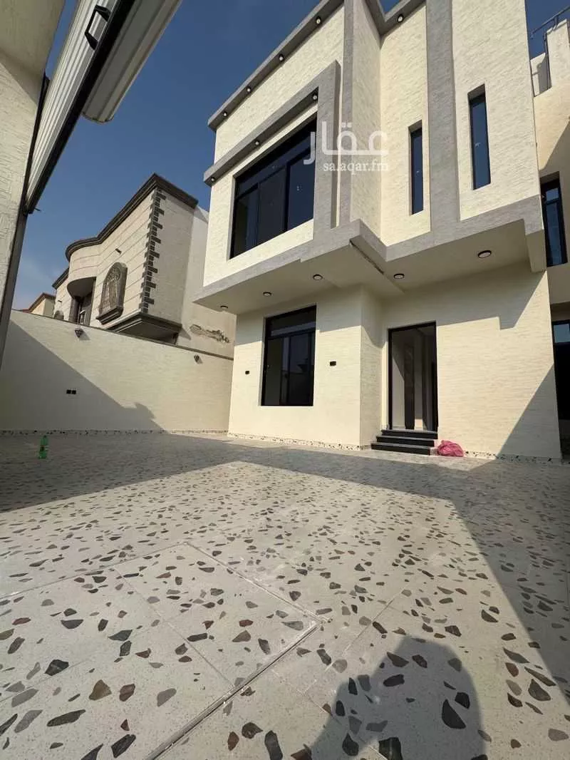 8 bedroom villa in Dahiat King Fahd 4