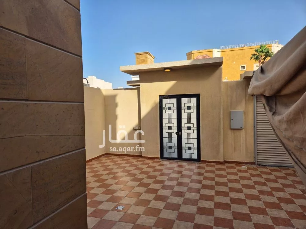 5 bedroom duplex in Al Qusur 19