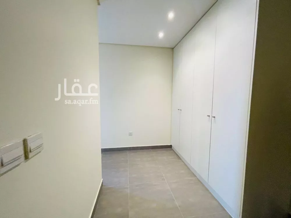 فيلا 5 غرف في العارض 18