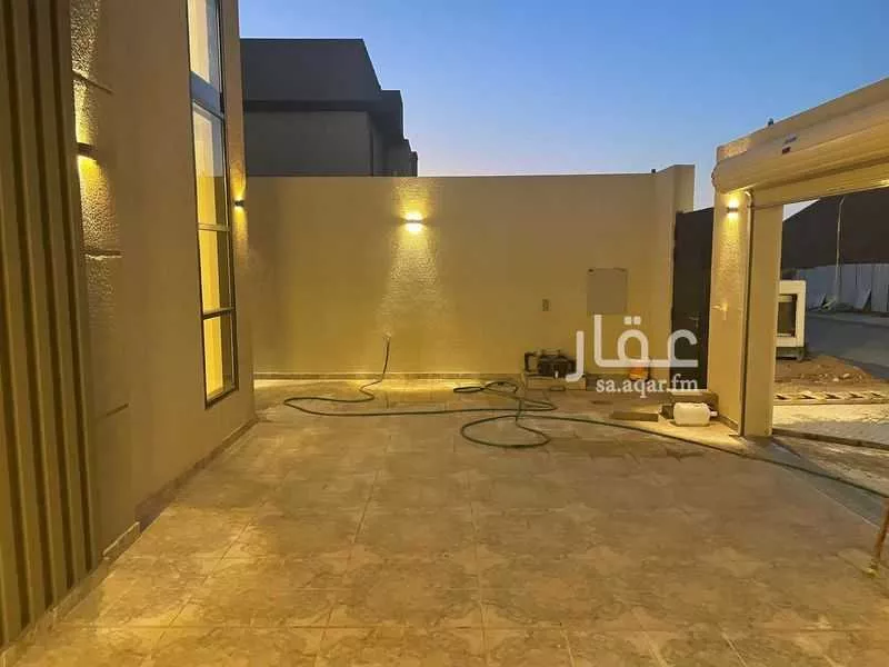 5 bedroom villa in Al Janadriyah 2