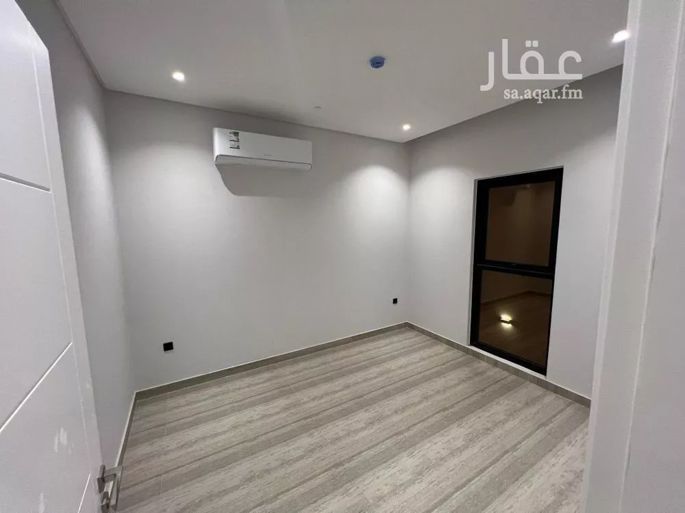فيلا 4 غرف في العارض 6