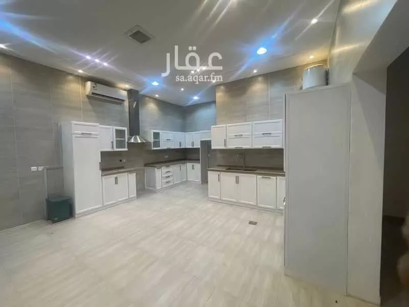 فيلا 7 غرف في الملقا 11