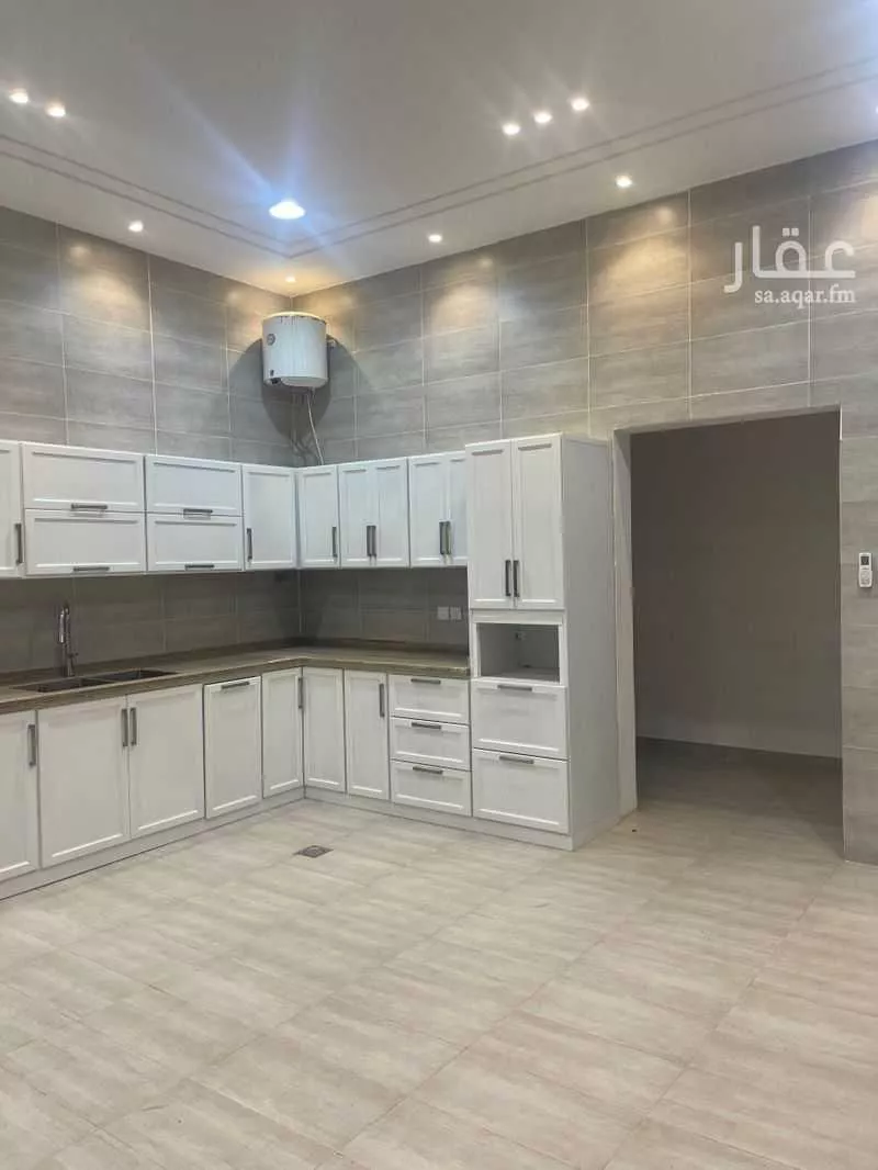 فيلا 7 غرف في الملقا 12