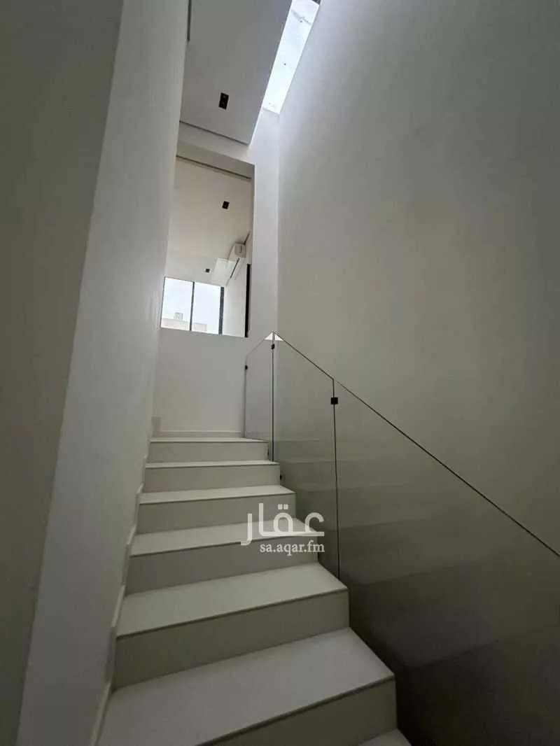 فيلا 5 غرف في العارض 8