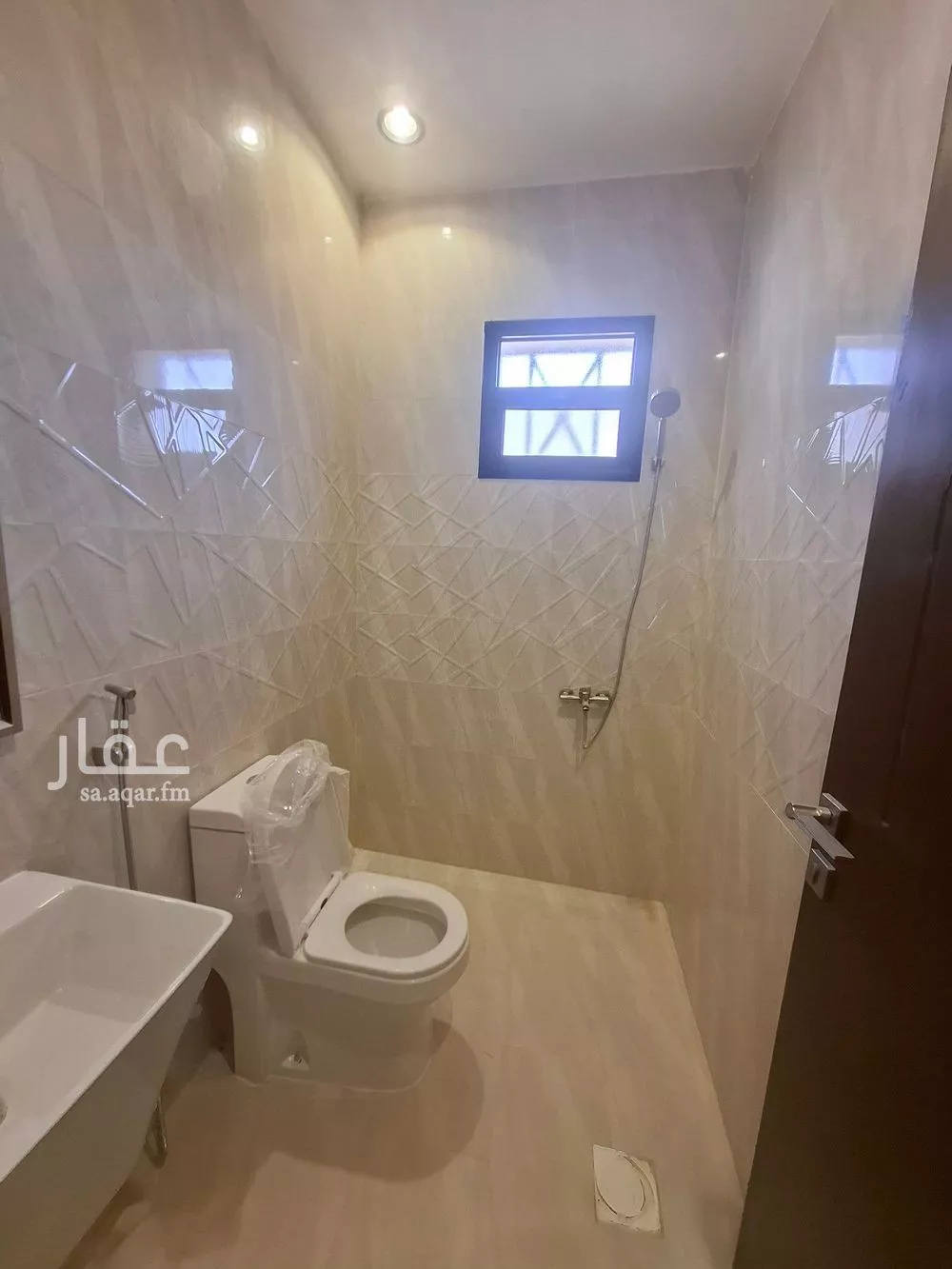5 bedroom apartment in Al Hazm 4