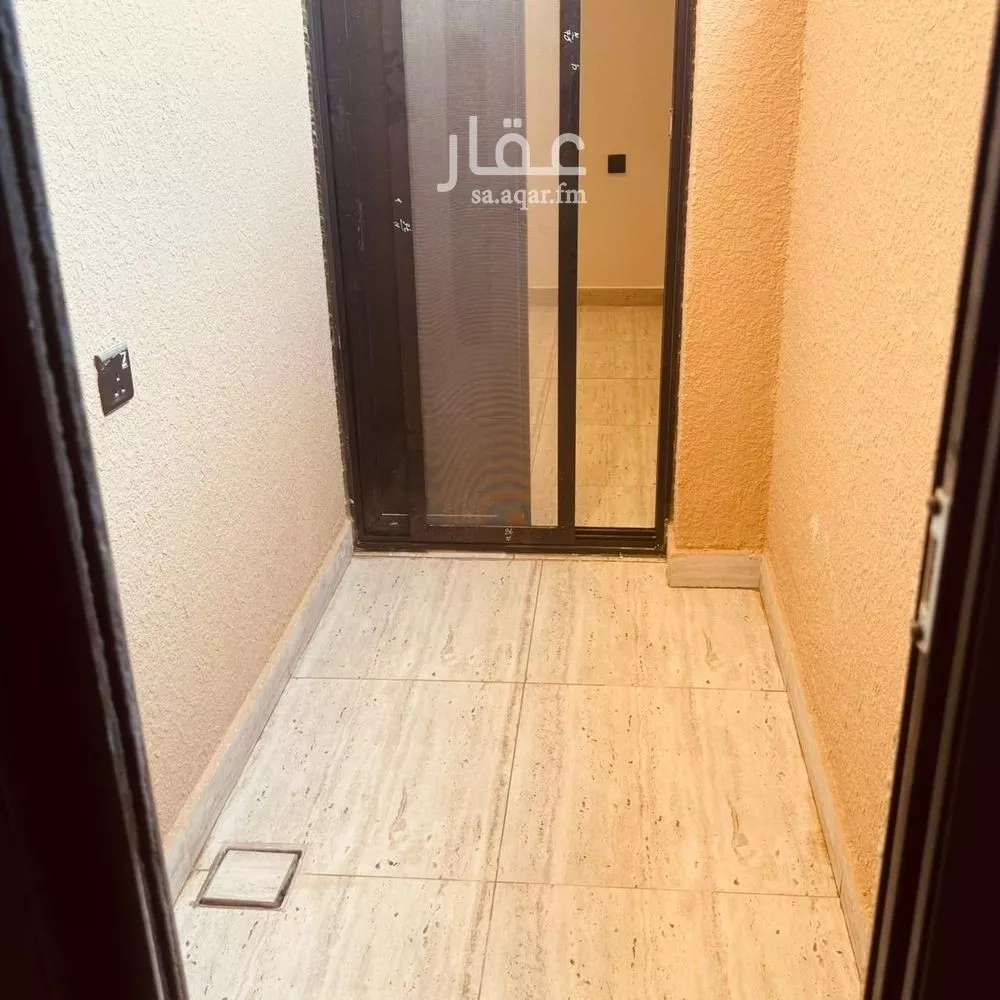 شقة 3 غرف في عرقة 10