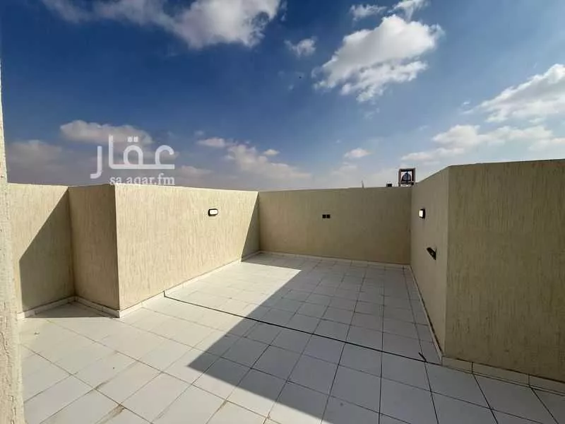3 bedroom floor in Al Janadriyah 9