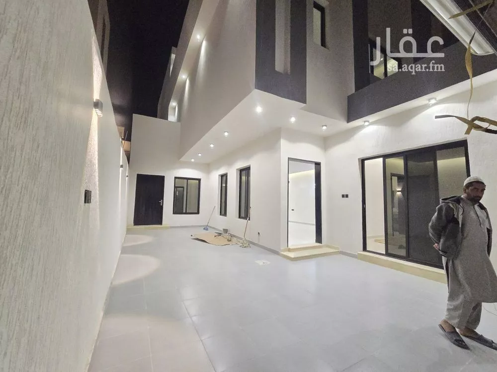 4 bedroom villa in Shubra, Riyadh 3