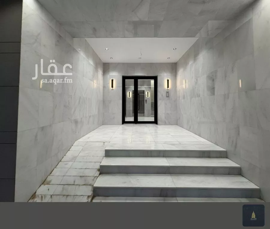 عمارة 592 م² في الملك فهد 10