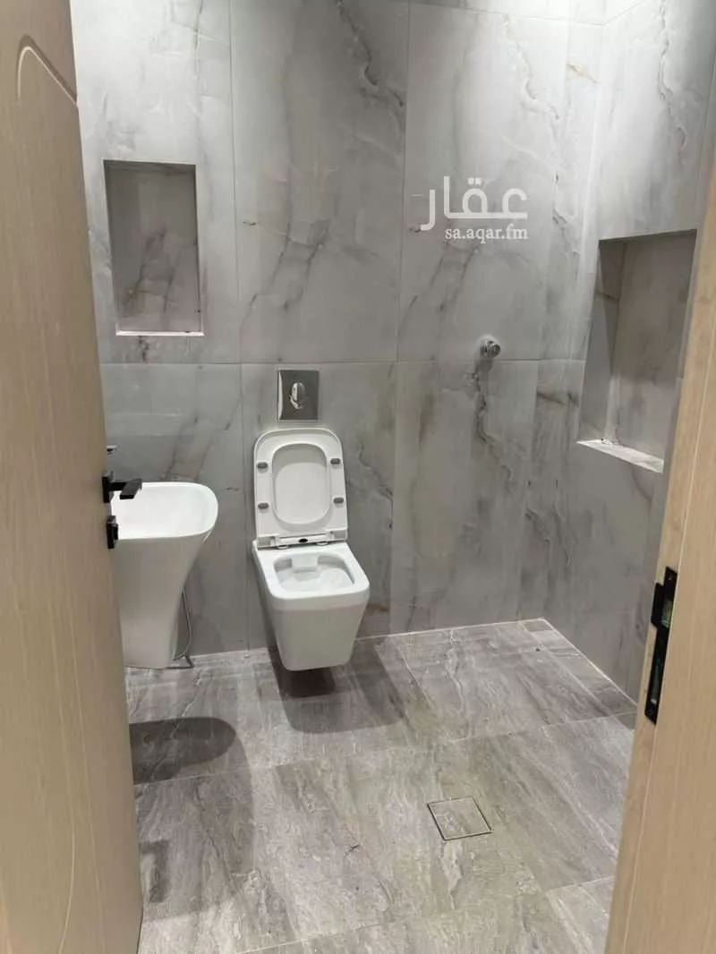 6 bedroom floor in Qalat Makhit 18
