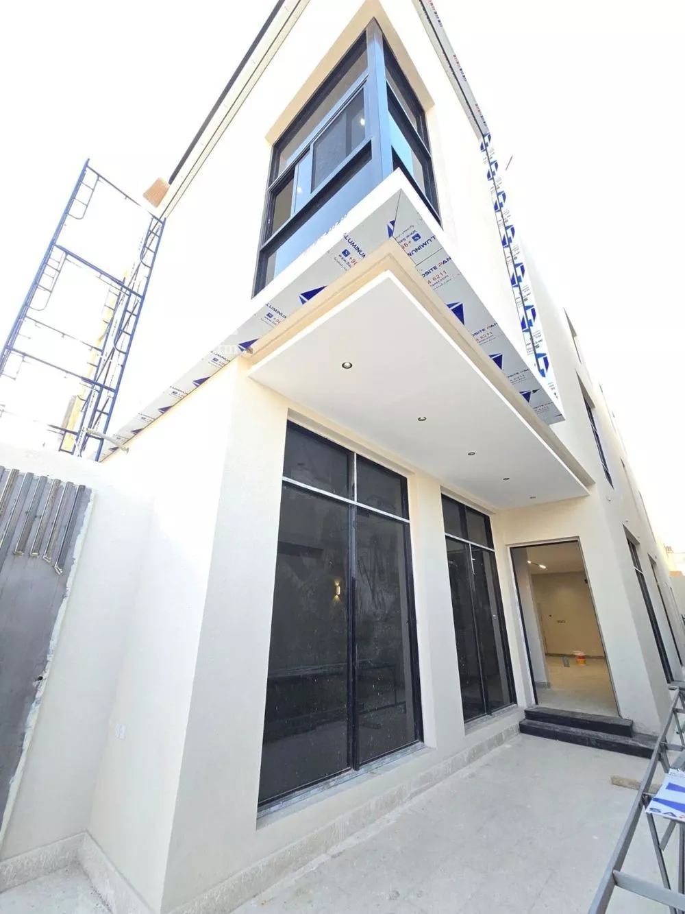 3 bedroom floor in Al Khaleej 2