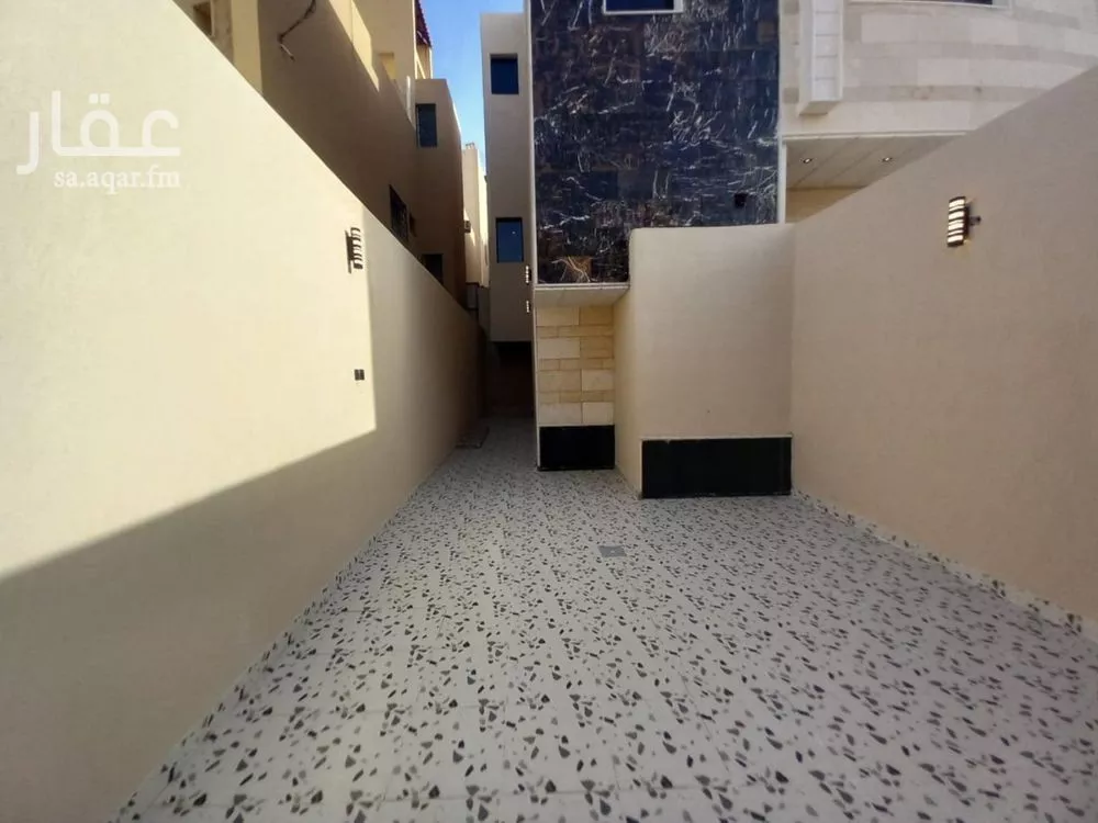 3 bedroom floor in Al Uraija Al Gharbiyah 4