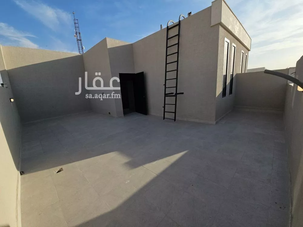 4 bedroom floor in Al Janadriyah 6