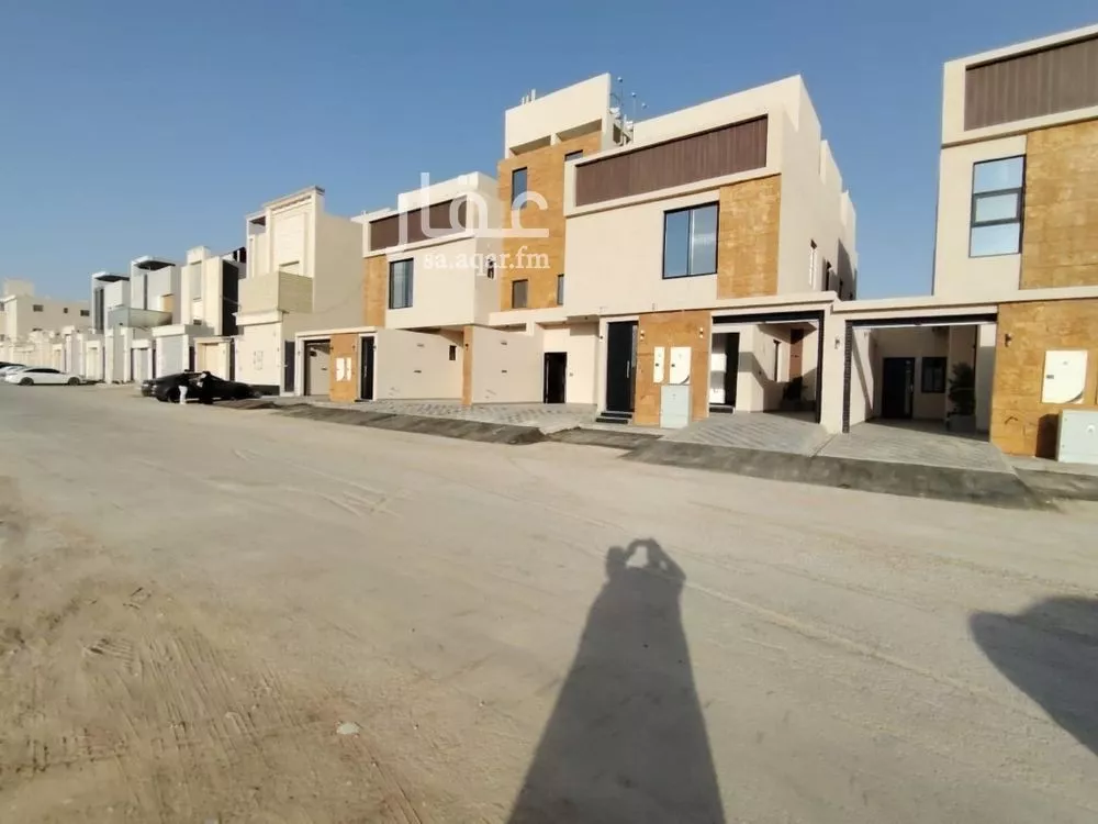 3 bedroom floor in Al Hazm 4