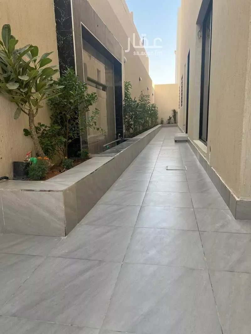 4 bedroom floor in Al Janadriyah 11