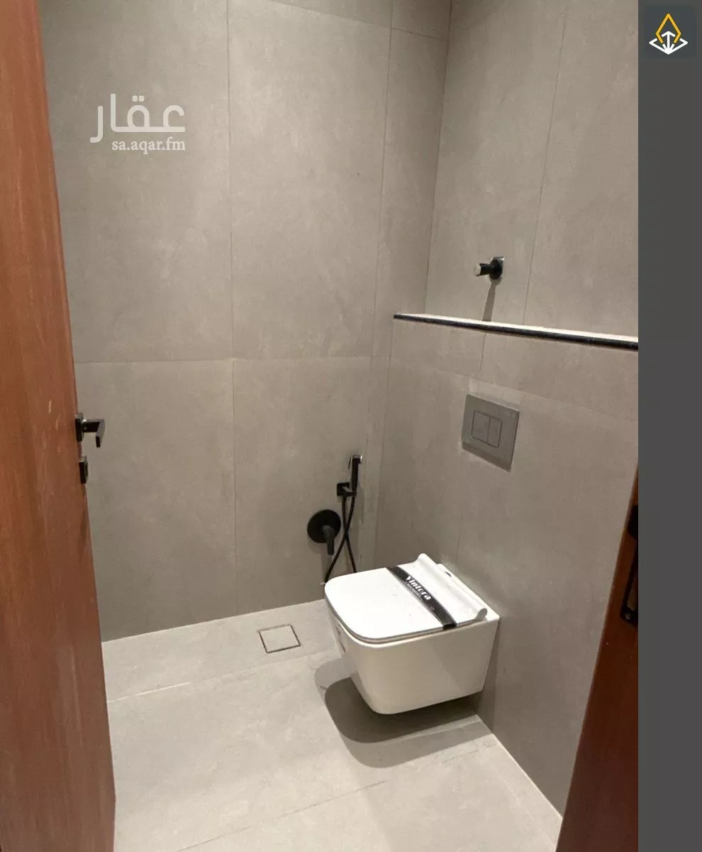 3 bedroom floor in Al Janadriyah 6