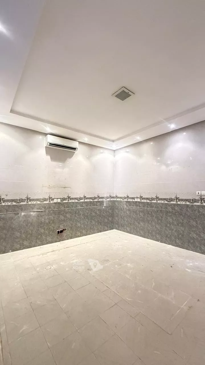 5 bedroom villa in Al Aridh, Riyadh 9