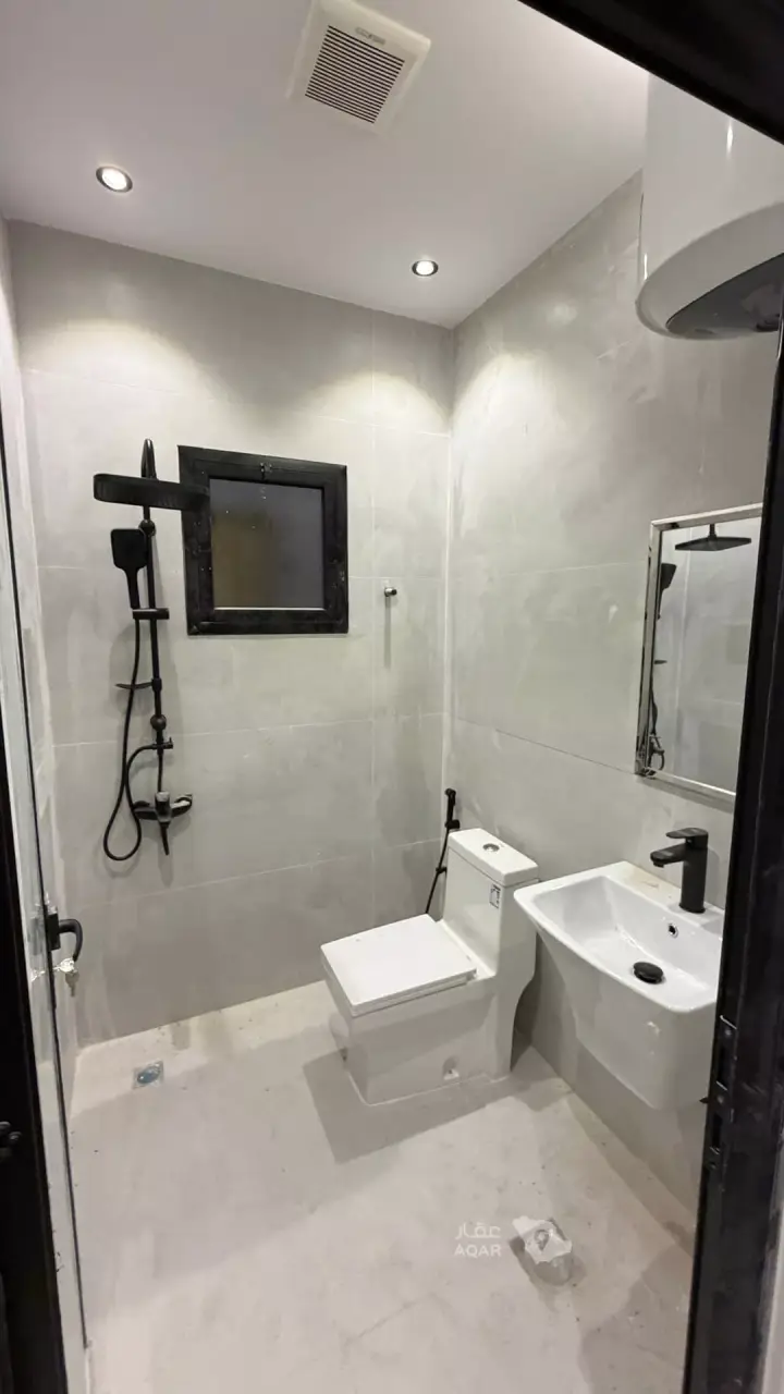 6 bedroom building in Tebah Subdivision, Eastern Province 19