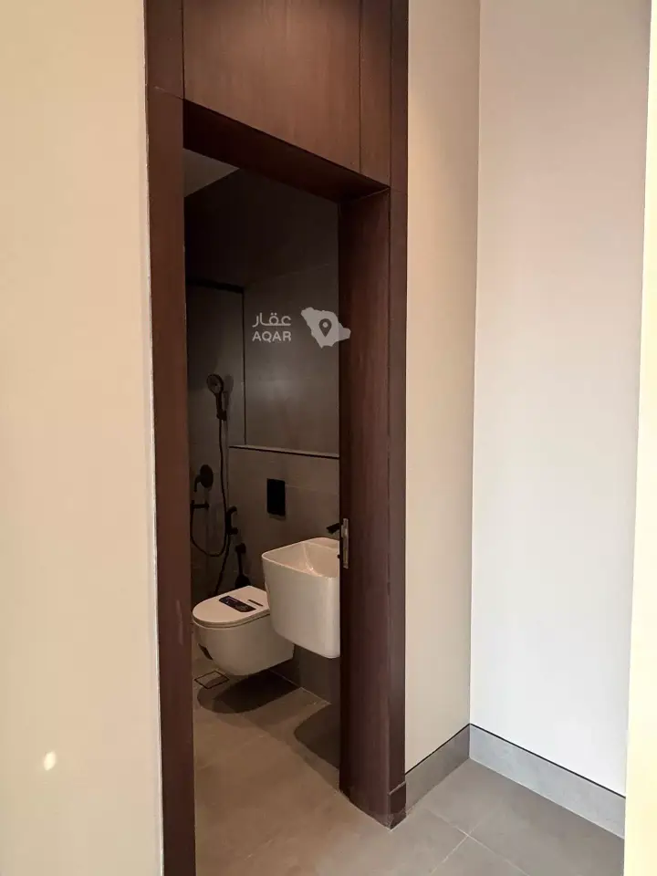 5 bedroom villa in Al Aridh, Riyadh 9