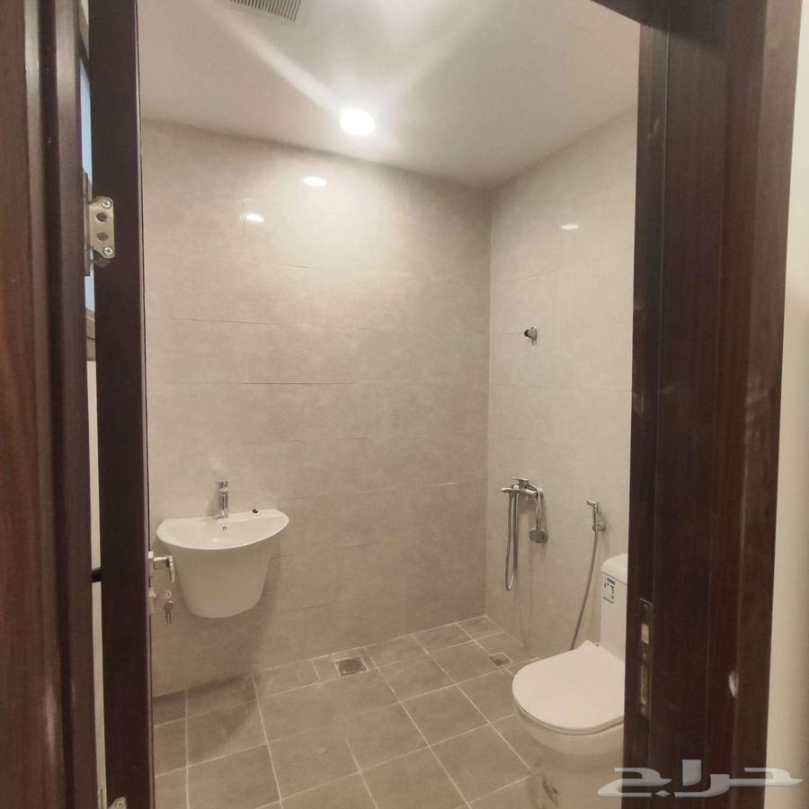 4 bedroom villa in Al Janadriyah 23