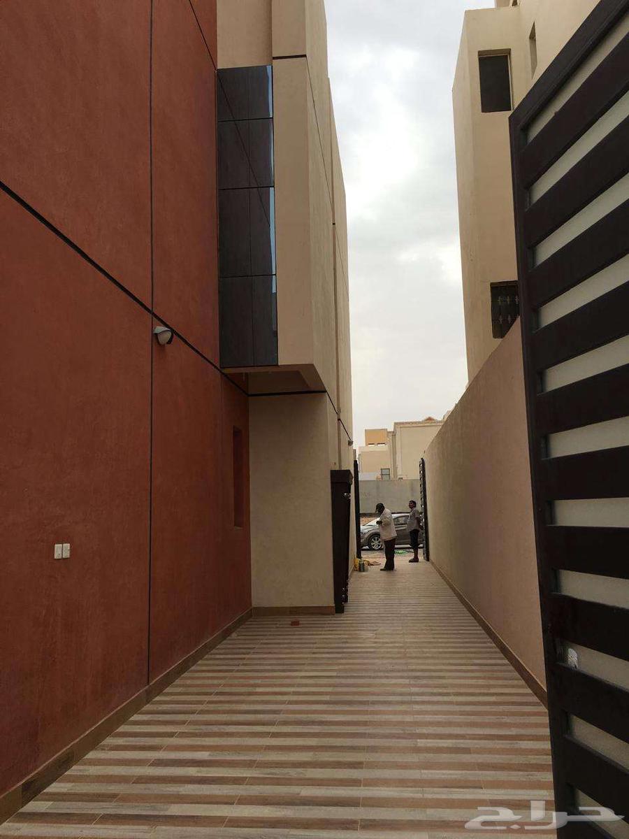 فيلا 8 غرف في العوالي 3