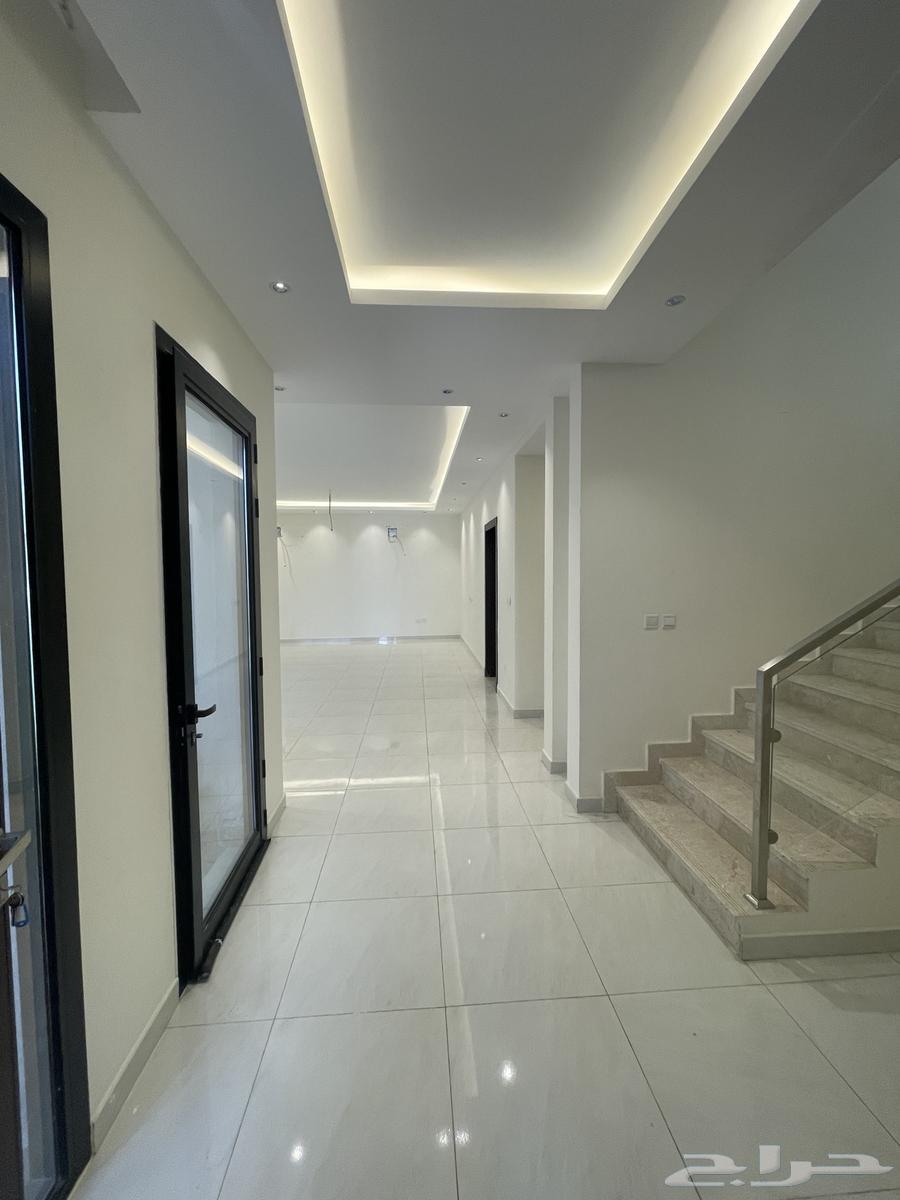 4 bedroom villa in Al Janadriyah 11