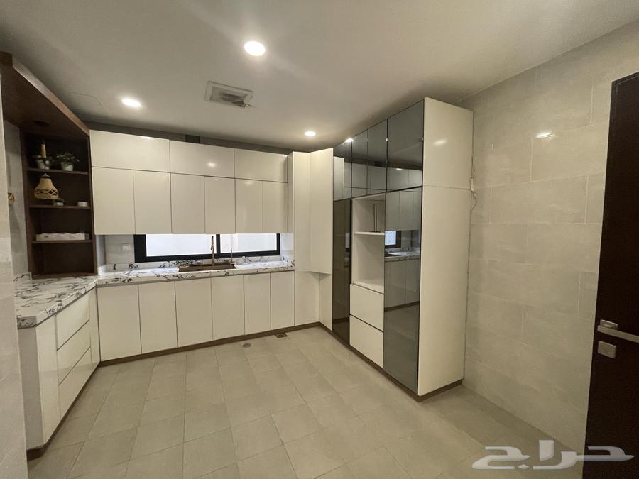 4 bedroom villa in Al Janadriyah 18