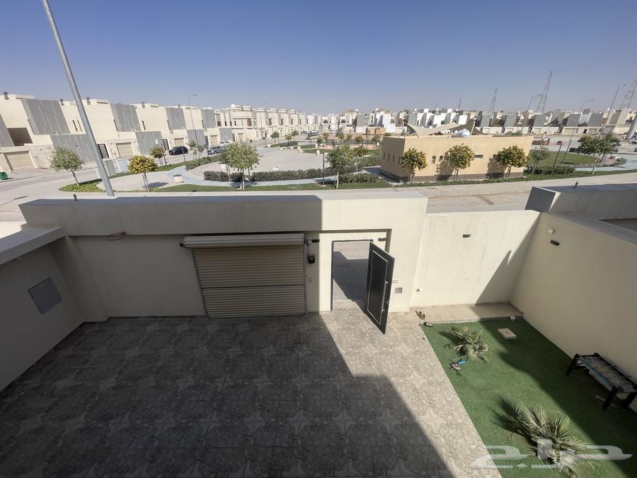 4 bedroom villa in Al Janadriyah 33