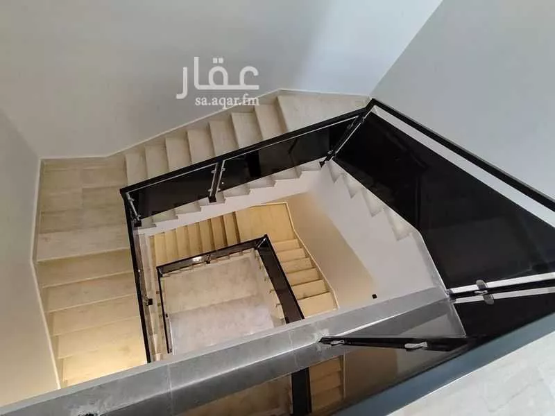 فيلا 7 غرف في بحرة 10