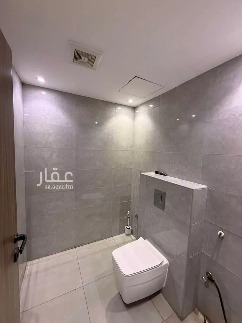 محل 960 م² في العزيزية 12