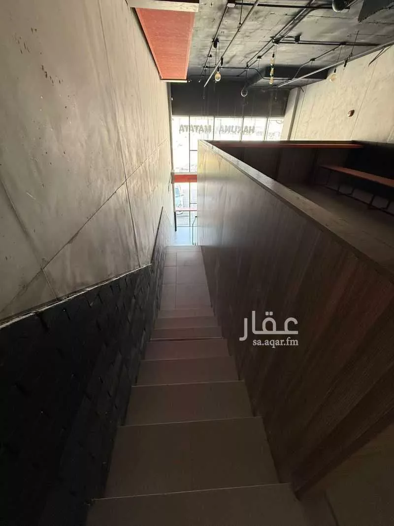 محل 960 م² في العزيزية 8