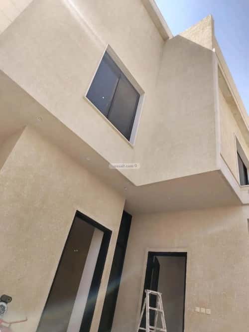4 bedroom villa in Al Aridh 9