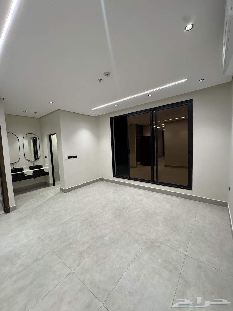5 bedroom apartment in Al Hamra 9