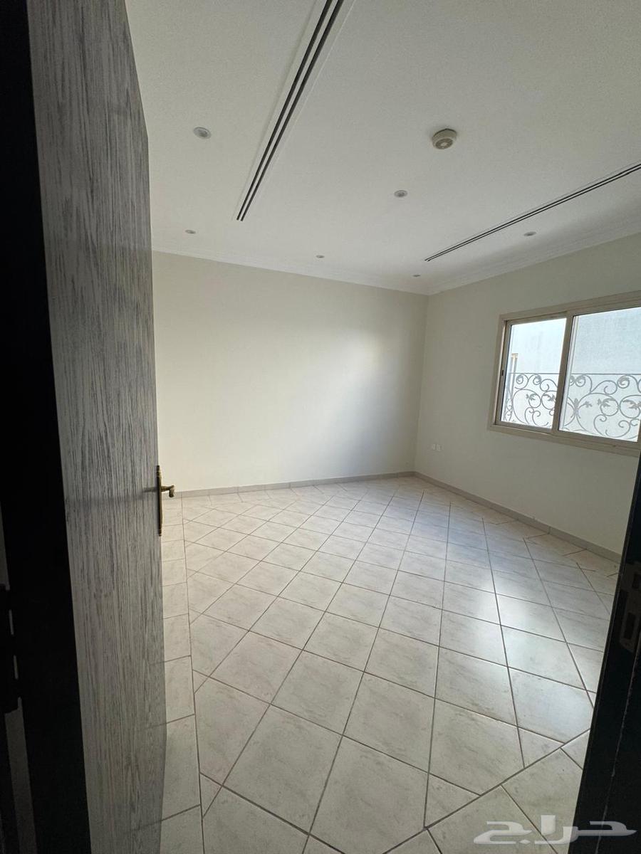 4 bedroom villa in Al Yarmouk 12