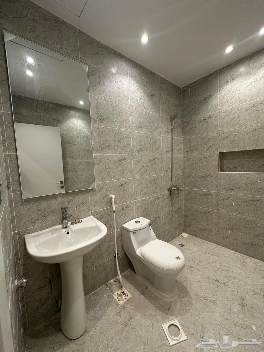 7 bedroom villa in Al Buhayrat 9