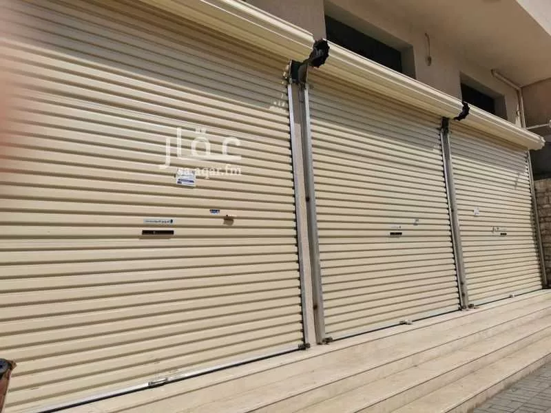 325 sqm building in Dahiat King Fahd 5