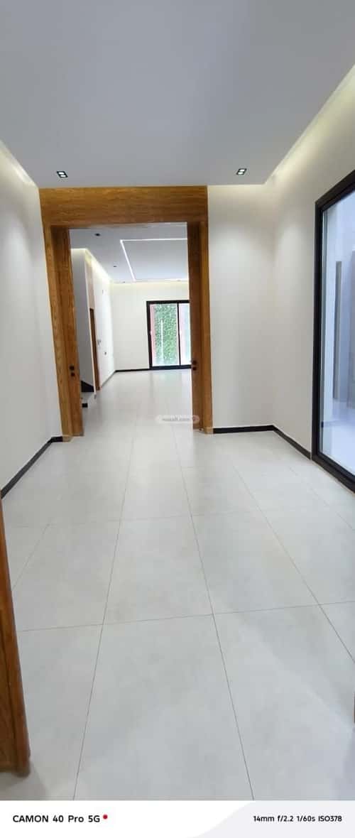5 bedroom villa in Al Janadriyah 6