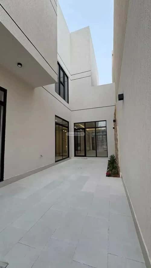 5 bedroom villa in Al Mahdiyyah 2
