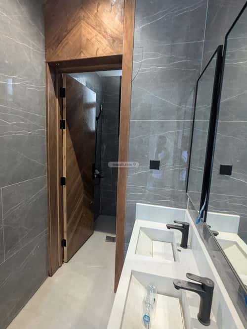 فيلا 6 غرف في عكاظ 3