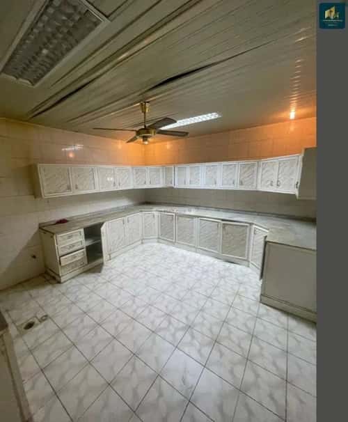 9 bedroom villa in Al Zahrah 2