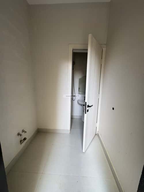 6 bedroom apartment in Al Janadriyah 8