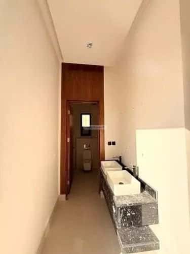 فيلا 5 غرف في عكاظ 3