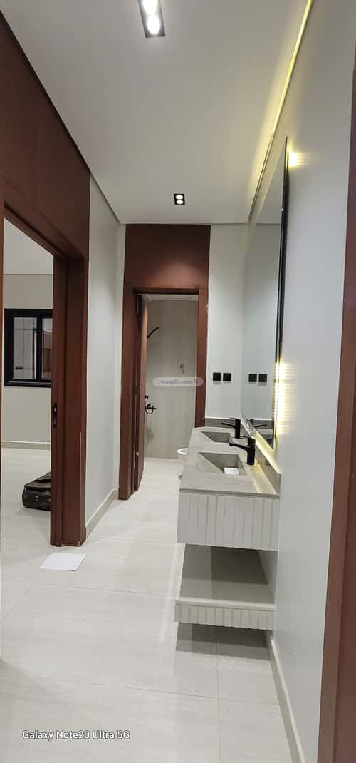 5 bedroom villa in Al Janadriyah 2