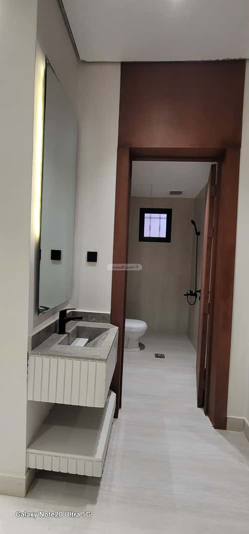 5 bedroom villa in Al Janadriyah 8