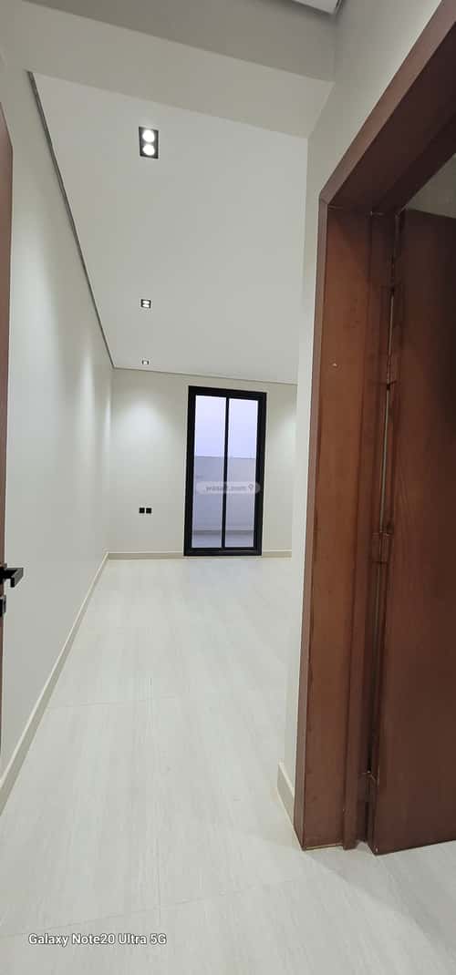 5 bedroom villa in Al Janadriyah 10