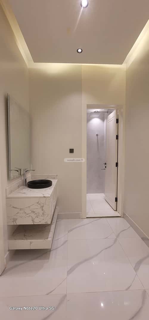 5 bedroom floor in Al Janadriyah 2