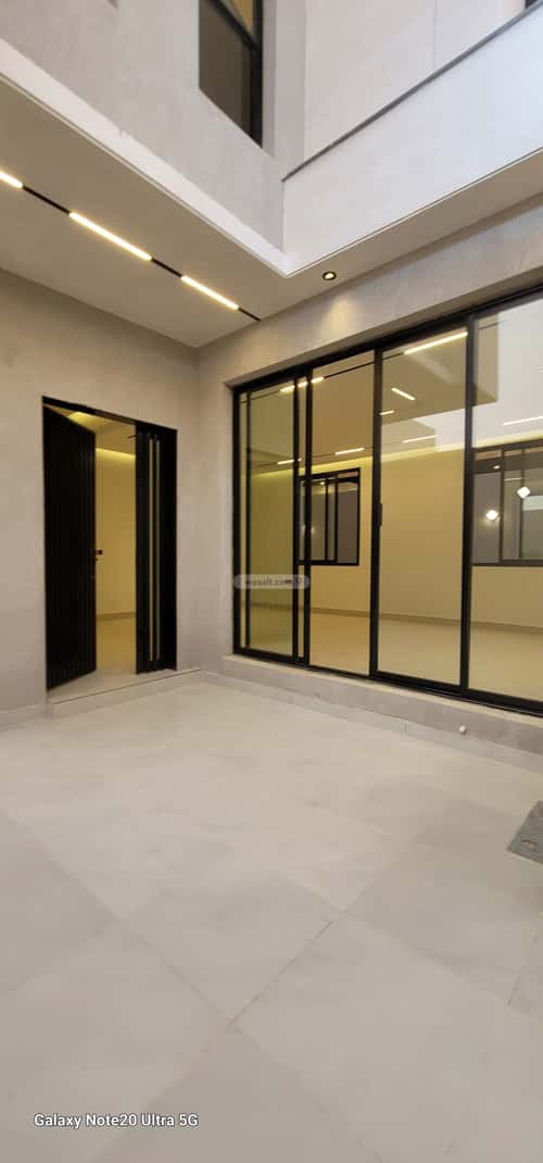 6 bedroom villa in Al Janadriyah 4