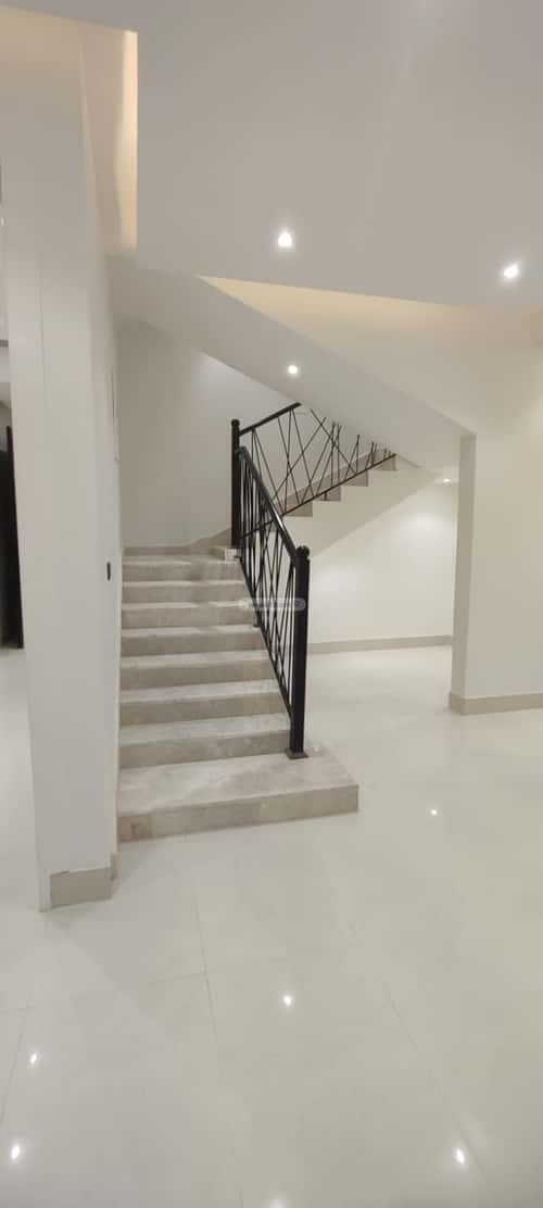 5 bedroom villa in Al Janadriyah 4