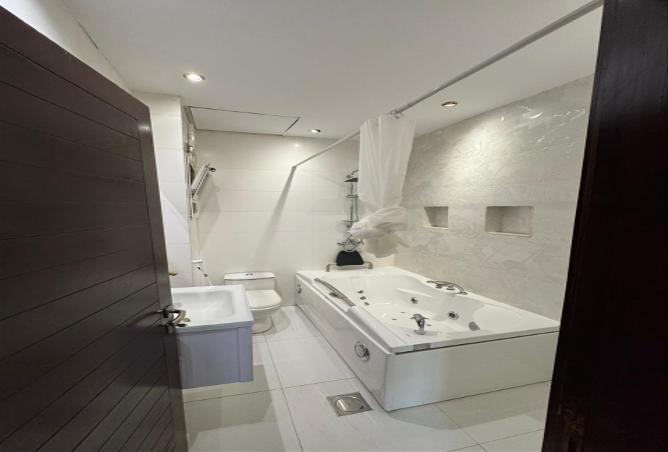 4 bedroom apartment in Al Rawdah 3