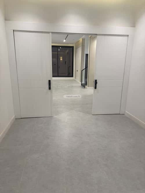 5 bedroom villa in Al Janadriyah 2